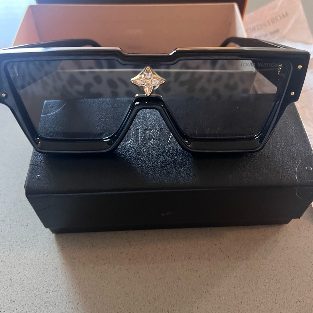 Louis Vuitton Cyclone - Picture 2 of 4